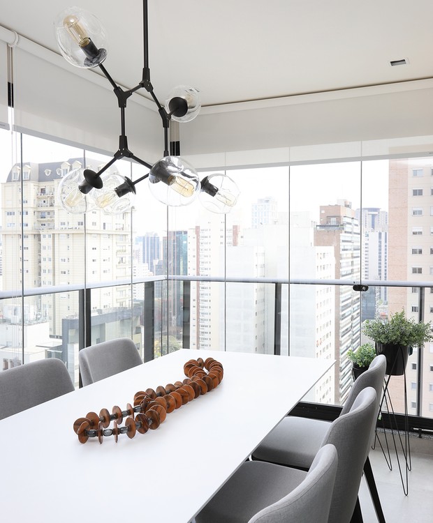 A sala de jantar, montada no terraço do apartamento, ganhou uma mesa e seis cadeiras  (Foto: Mariana Orsi)