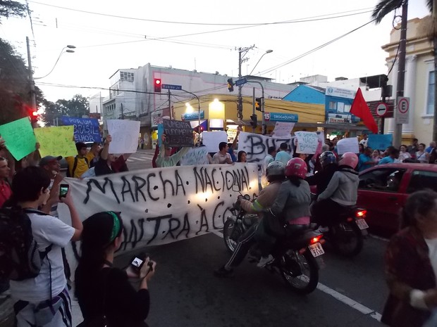 Manifestantes tomam avenida no centro de São José dos Campos (Foto: Renato Celestrino/G1)