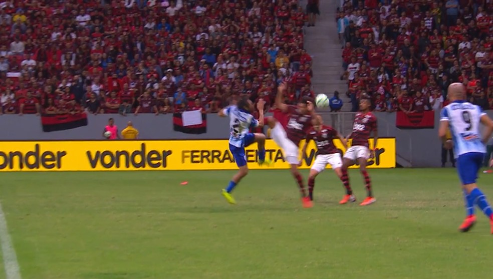 Lance polêmico com William Arão na área do Flamengo — Foto: Reprodução TV Globo