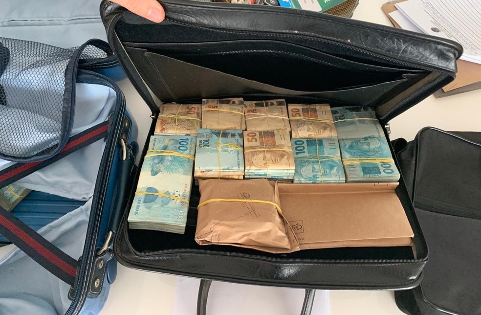 Dinheiro foi apreendidos durante o cumprimento de mandados em Natal e Parnamirim — Foto: PF-RN/Divulgação