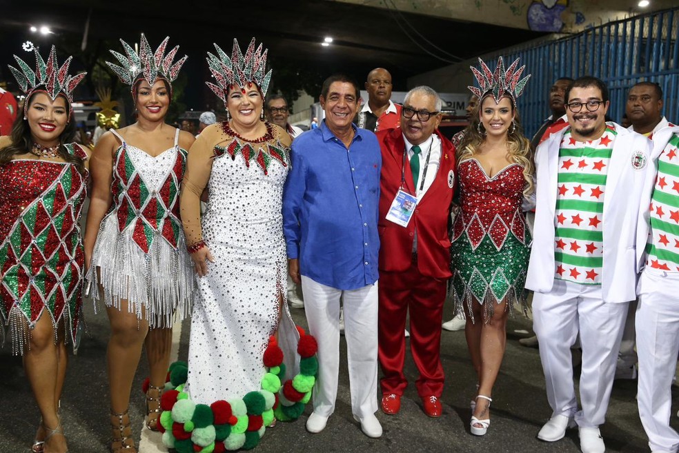 Zeca Pagodinho com a família para o desfile da Grande Rio — Foto: Brazil News