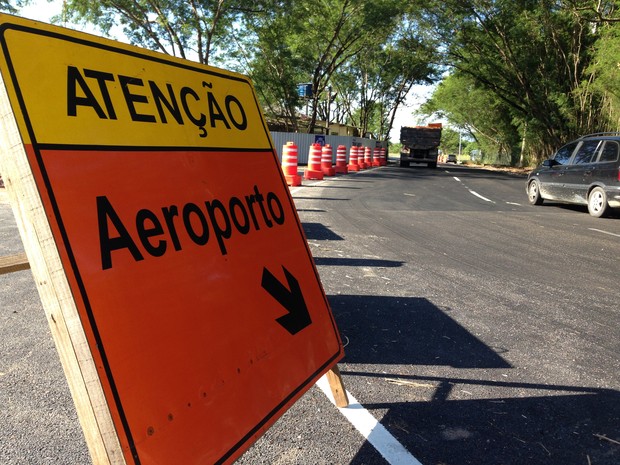 Trânsito no entorno do Galeão sofreu alterações por causa das obras (Foto: Káthia Mello/G1)