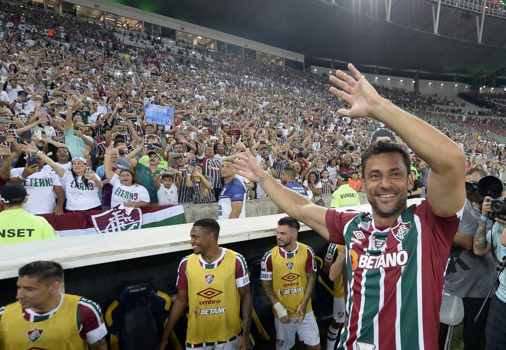 Fred canta com a torcida do Fluminense no Maracanã — Foto: André Durão