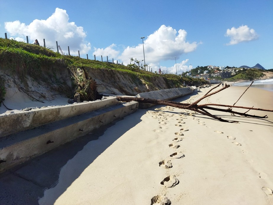 Trecho atingido pela ressaca no fim de maio, na Praia de Piratininga: sem previsão de obras
