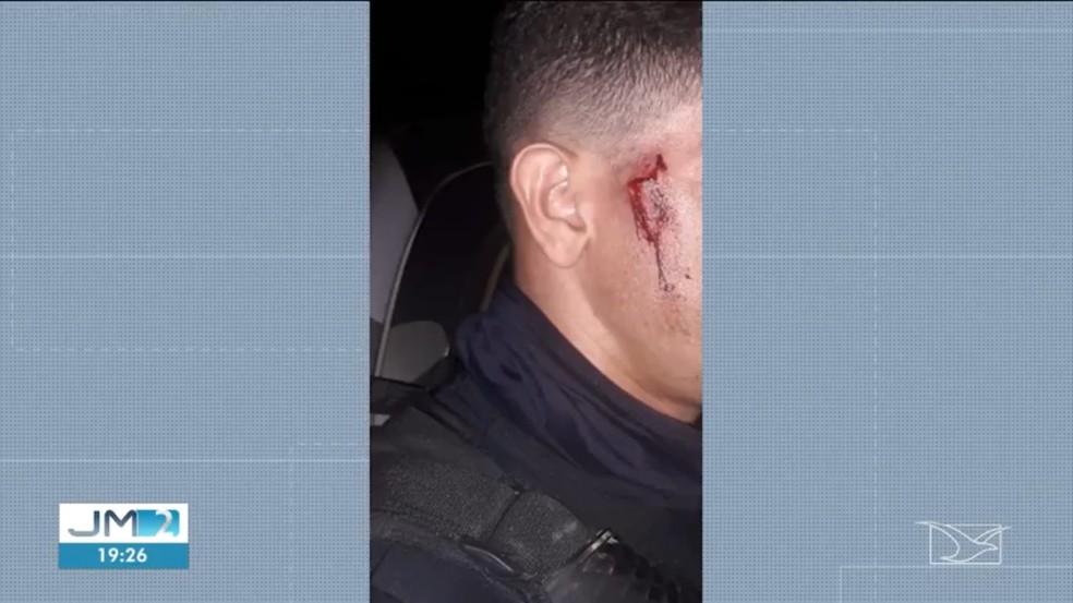 Policiais foram agredidos com socos, chutes e pedaços de tijolos. — Foto: Reprodução/TV Mirante