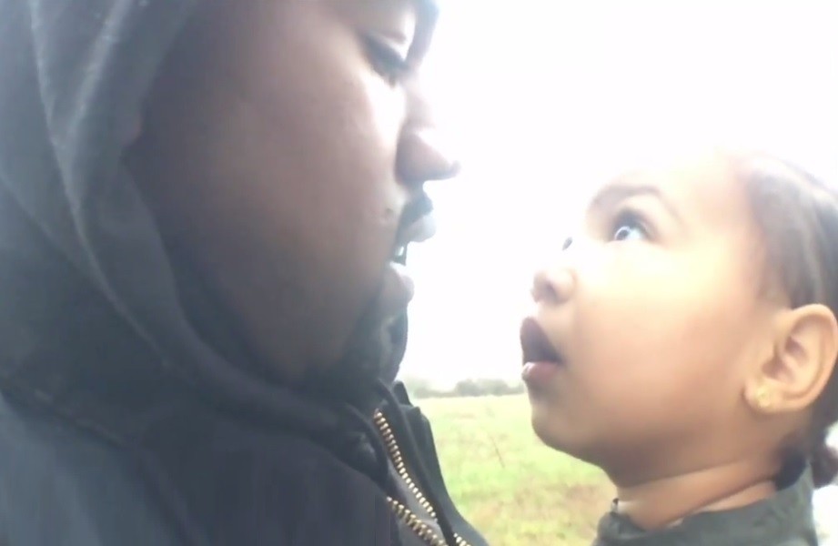 Kanye West com a sua filha North no clipe de 