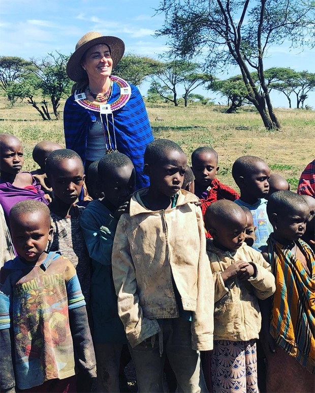 Angélica se encanta com crianças, na Tanzânia (Foto: Reprodução / Instagram)