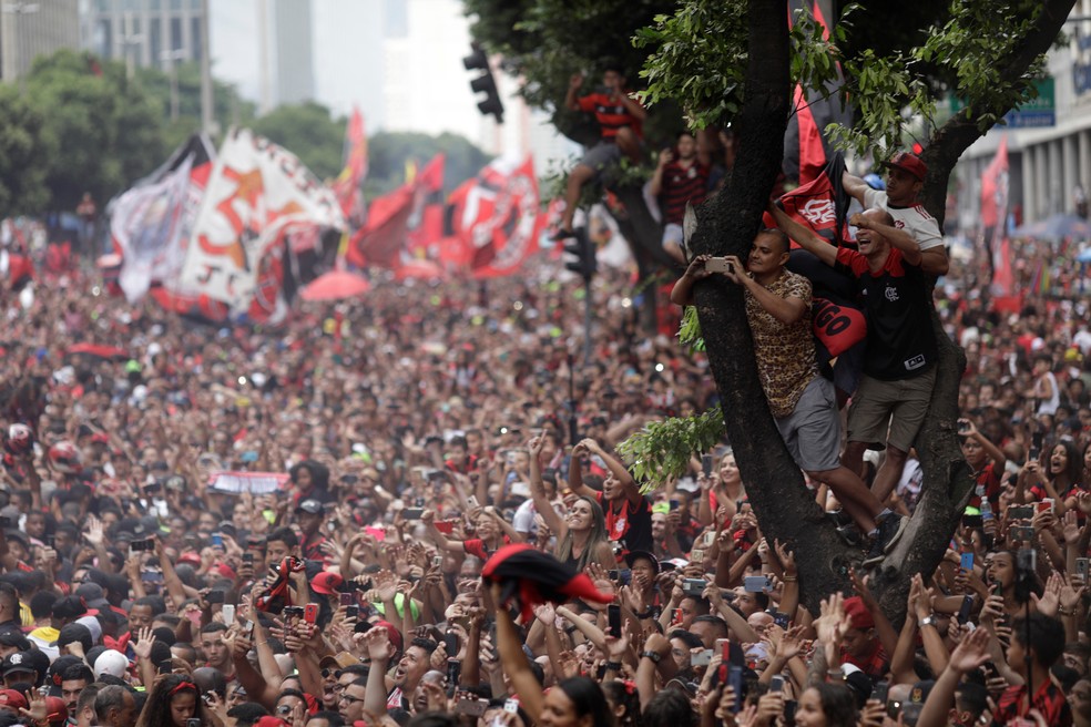 Torcida do Flamengo festeja título da Libertadores 2019 na Presidente Vargas, Centro do Rio — Foto: Ricardo Moraes/Reuters