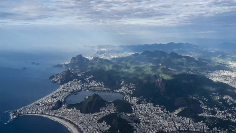 O Rio é o lar de aproximadamente 6,7 milhões de pessoas e um dos principais destinos do Brasil para turistas (Foto: Getty Images via BBC News Brasil)