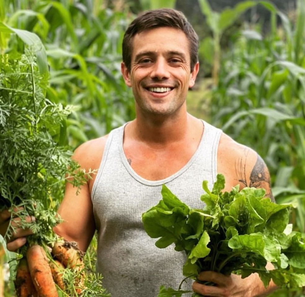 Rafael Cardoso colhendo verduras frescas — Foto: Reprodução/ Instagram