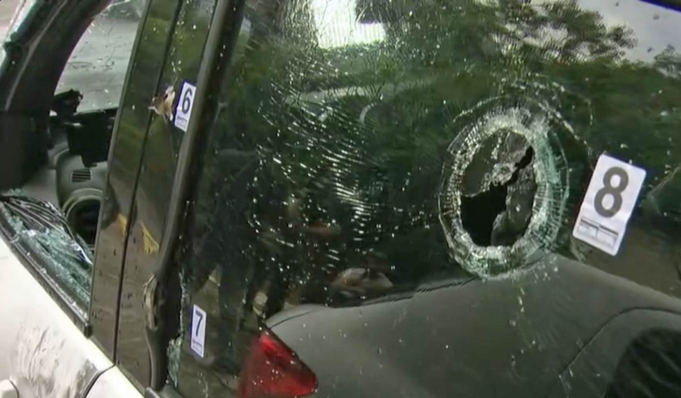 Do lado esquerdo do carro que levava a vereadora Marielle Franco ficaram as marcas por onde os tiros saíram, segundo a perícia (Foto: Reprodução/TV Globo)