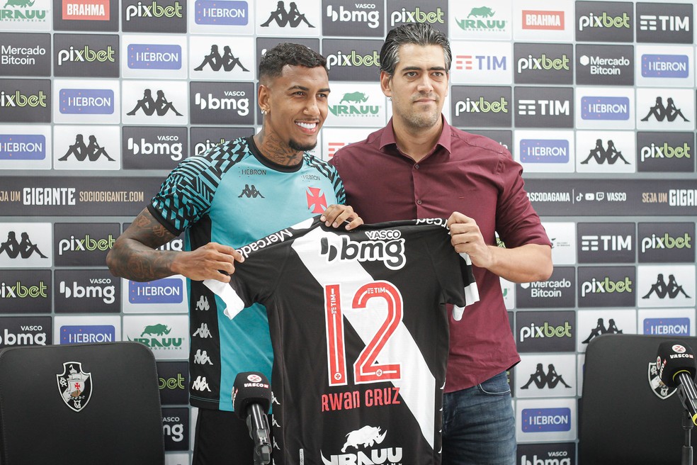 Rwan Cruz é apresentado no Vasco ao lado do diretor-esportivo Paulo Bracks — Foto: Matheus Lima / CRVG