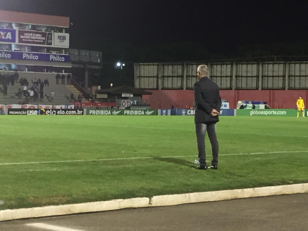 Dorival na beira do campo na Vila Capanema: t&eacute;cnico escolheu Cesar para continuar na equipe &mdash; Foto: Richard Souza