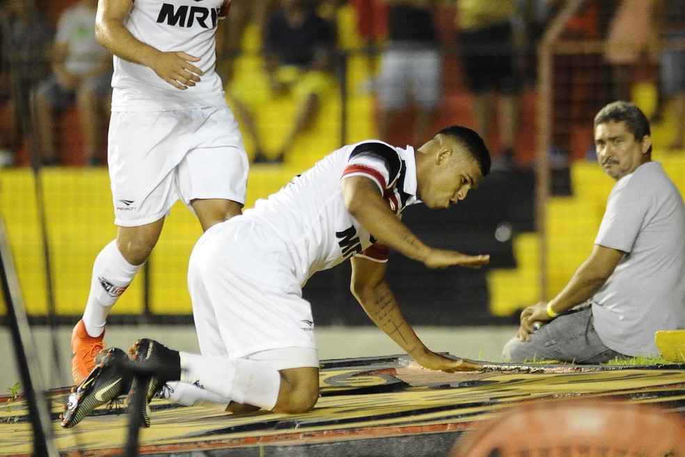 A polêmica comemoração de Halef Pitbull contra o Sport (Foto: Futura Press)