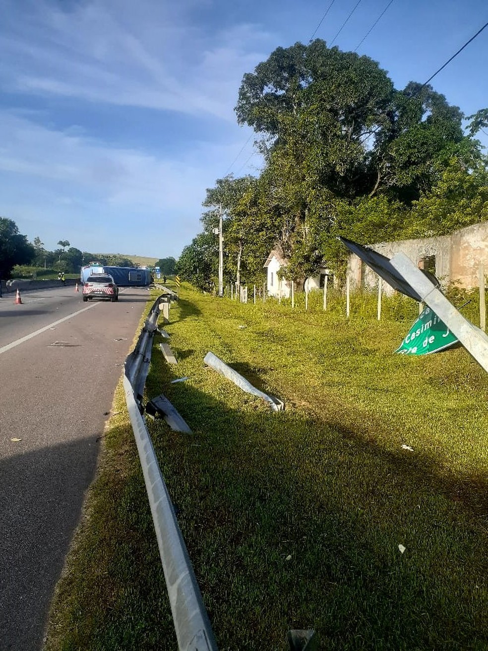 Ônibus bateu na mureta de proteção da pista e tombou na altura do km 134 da BR-101, em Carapebus, no RJ — Foto: Ravy Azevedo/Inter TV