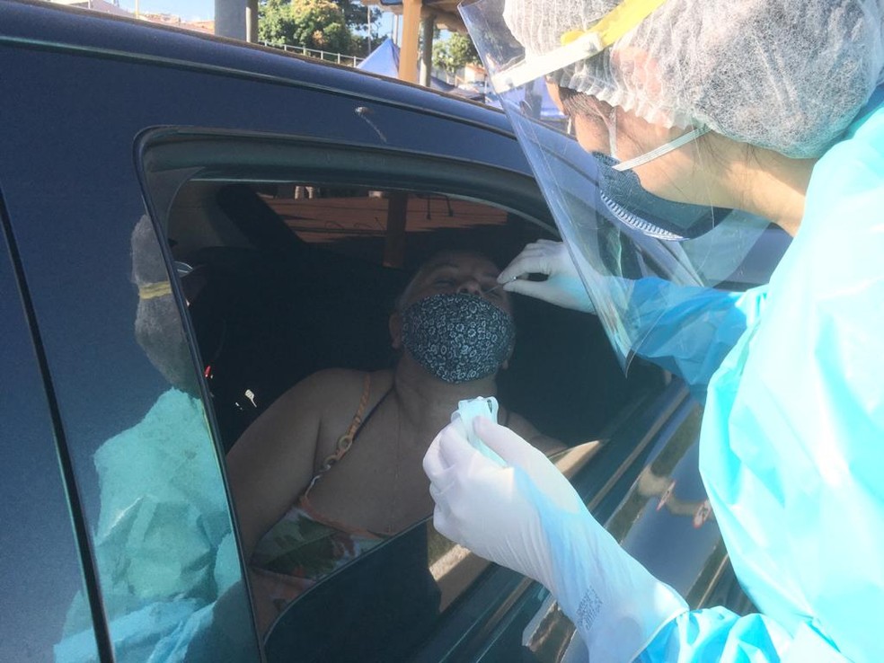 Dependendo do tempo de aparição dos sintomas, era colhida amostra de secreção (foto) ou sangue para realização do teste rápido — Foto: Prefeitura de Bauru/Divulgação