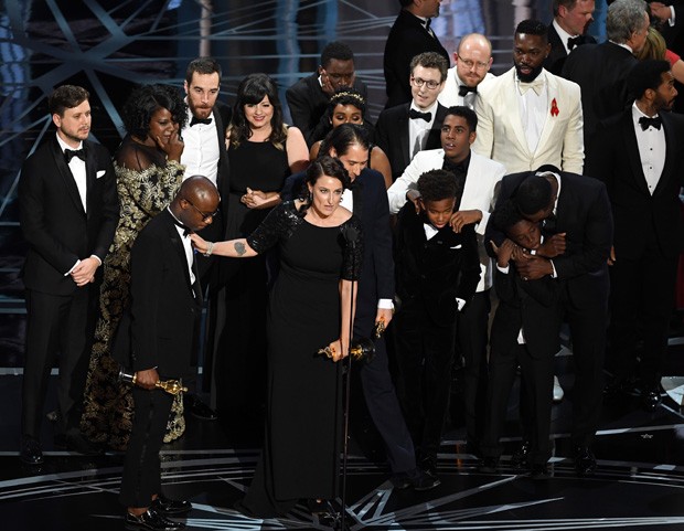 Equipe e atores sobem ao palco para celebrar vitória de Melhor Filme para 'Moonlight: Sob a Luz do Luar' (Foto: Getty Images)