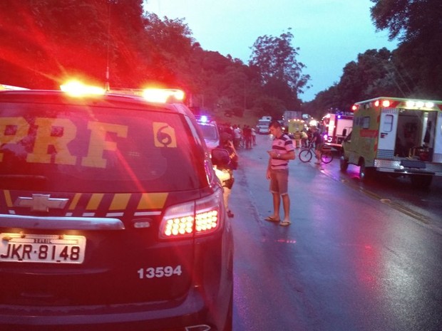 Trânsito esteve interrompido por cerca de meia hora após acidente (Foto: PRF/Divulgação)