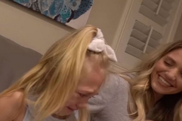 A youtuber Savannah LaBrant e a filha dela chorando no vídeo com a pegadinha (Foto: YouTube)