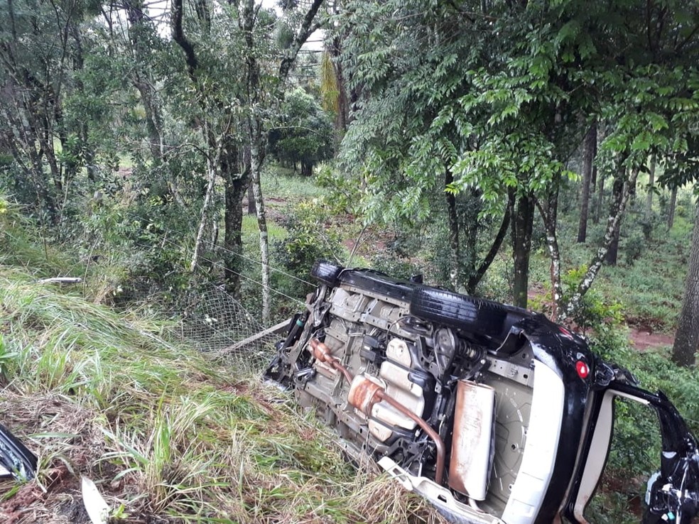 Um dos veículos acabou capotando após a colisão — Foto: Abel Silvério/Arquivo Pessoal