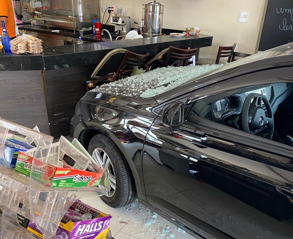 Motorista perde o controle e carro invade padaria em Botucatu — Foto: Arquivo pessoal