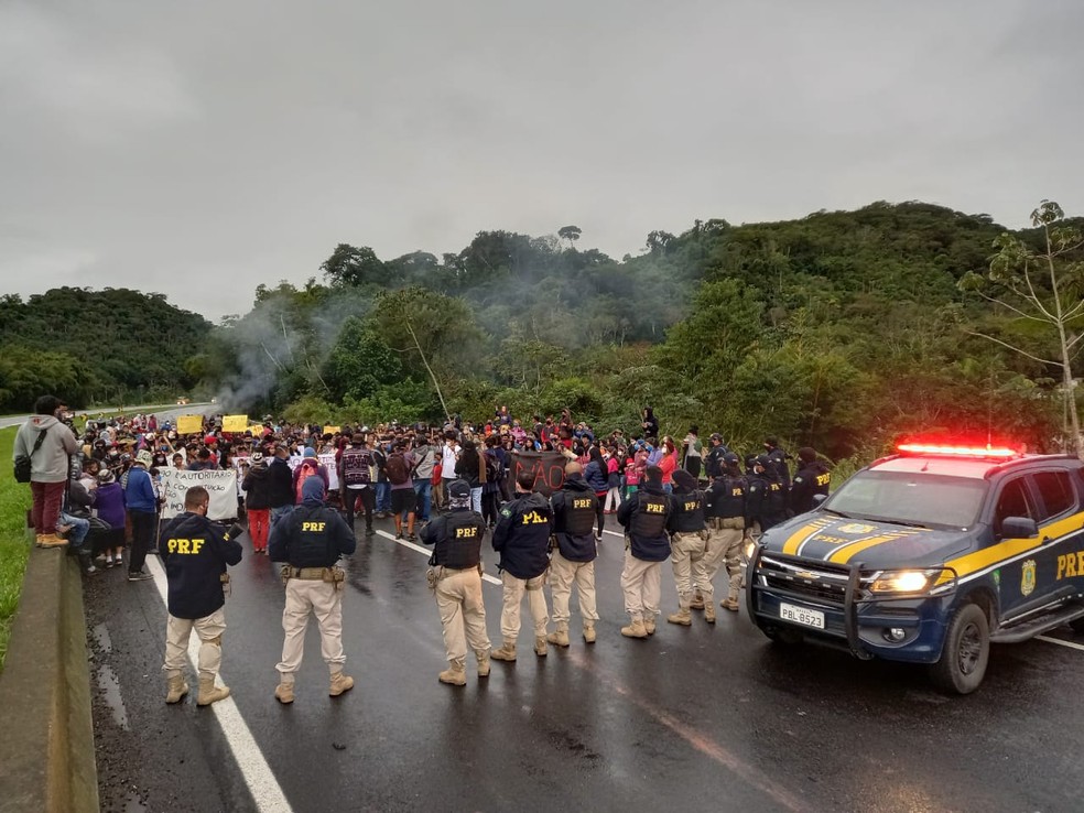 Policiais negociaram a liberação da pista com os manifestantes — Foto: Divulgação/Polícia Rodoviária Federal