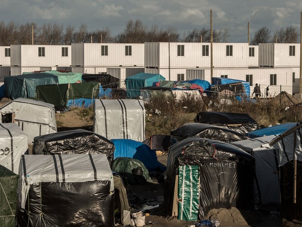 Novo centro de acolhimento provisório, composto por 125 contêineres, é visto no campo de refugiados ‘A selva’, em Calais, na quinta (14) (Foto: AFP Photo/Philippe Huguen)