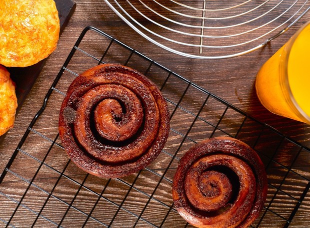 Você pode servir o cinnamon roll acompanhado de um salgado e suco de laranja (Foto: Rodolfo Regini / Divulgação)