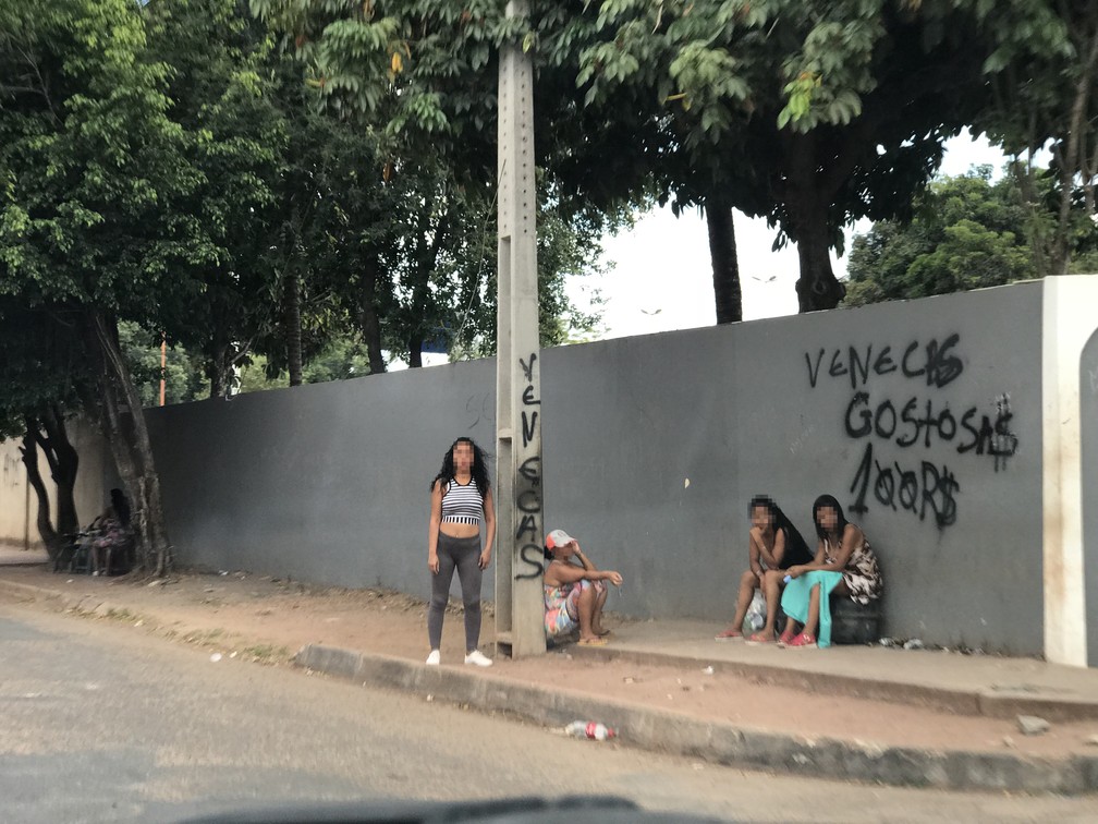 No bairro Caimbé, periferia da cidade, mulheres venezuelanas se prostituem à luz do dia (Foto: Inaê Brandão/G1 RR)