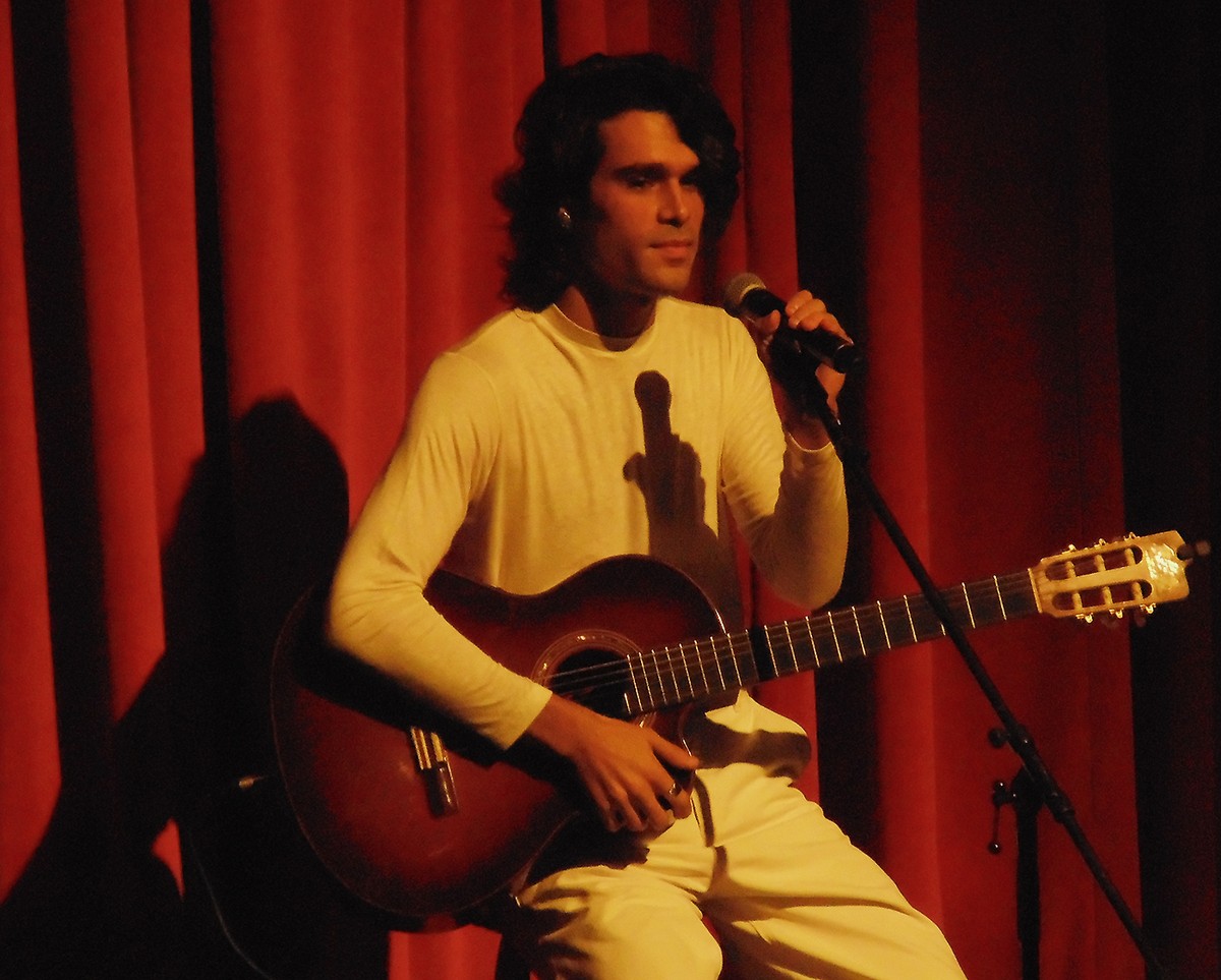 Zé Ibarra ‘acontece’ ao fazer o display de abertura da ‘Última sessão de música’ de Milton Nascimento |  Weblog do Mauro Ferreira