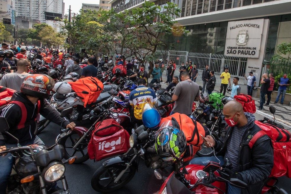 Entregadores de aplicativos em frente à Câmara Municipal de São Paulo — Foto: Celso Tavares/G1