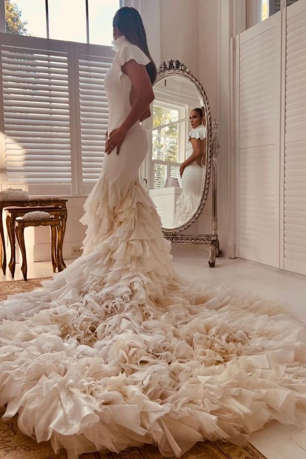 Vestidos usados por Jennifer Lopez no casamento são da Ralph Lauren Couture (Foto: Reprodução/On The JLo )