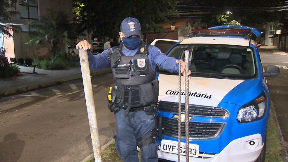 Guarda municipal de Vitória mostra ferramentas usadas pelos suspeitos para furtar fios de cobre — Foto: Reprodução/TV Gazeta