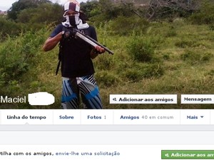 Foto, publicada em uma rede de relacionamento, mostra o suspeito apontando uma arma. (Foto: Reprodução/Divulgação/PM)