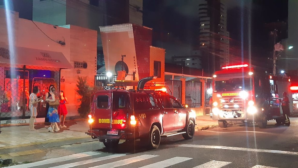 Incêndio atinge apartamento de prédio em Natal — Foto: Sérgio Henrique Santos/Inter TV Cabugi