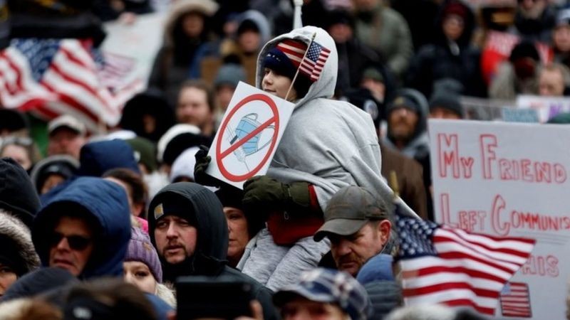 Protesto antivacina nos EUA, em janeiro; vacinação infantil estacionou no país (Foto: Reuters via BBC News)