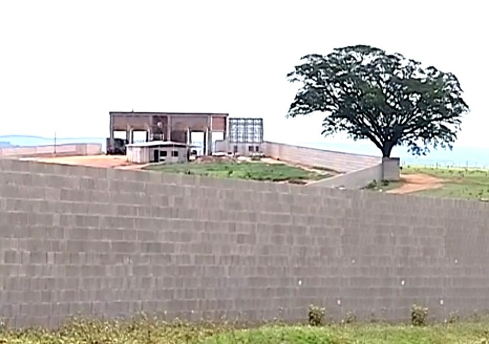 Em 2014, Justiça entendeu que a construção do condomínio apresentava irregularidades no registro, feito em Agudos, apesar da área ser de Bauru — Foto: TV TEM/Reprodução/Arquivo