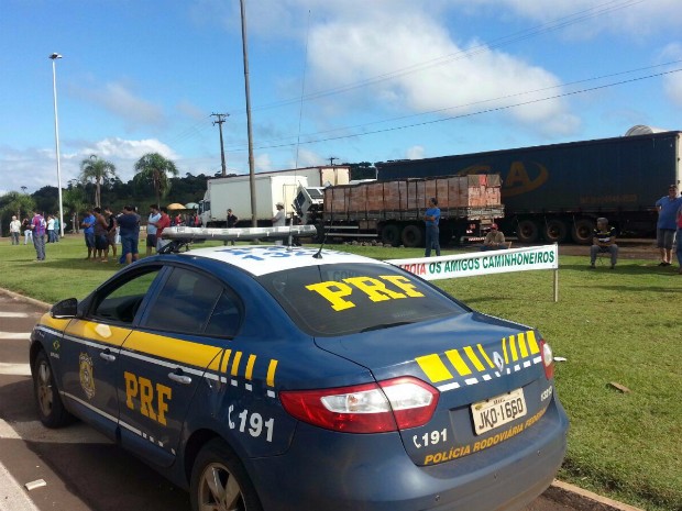 Na BR-277, em Laranajeiras do Sul, caminhoneiros estão sendo direcionados para um posto de combustíveis às margens da rodovia; PRF acompanha a movimentação (Foto: PRF / Divulgação)