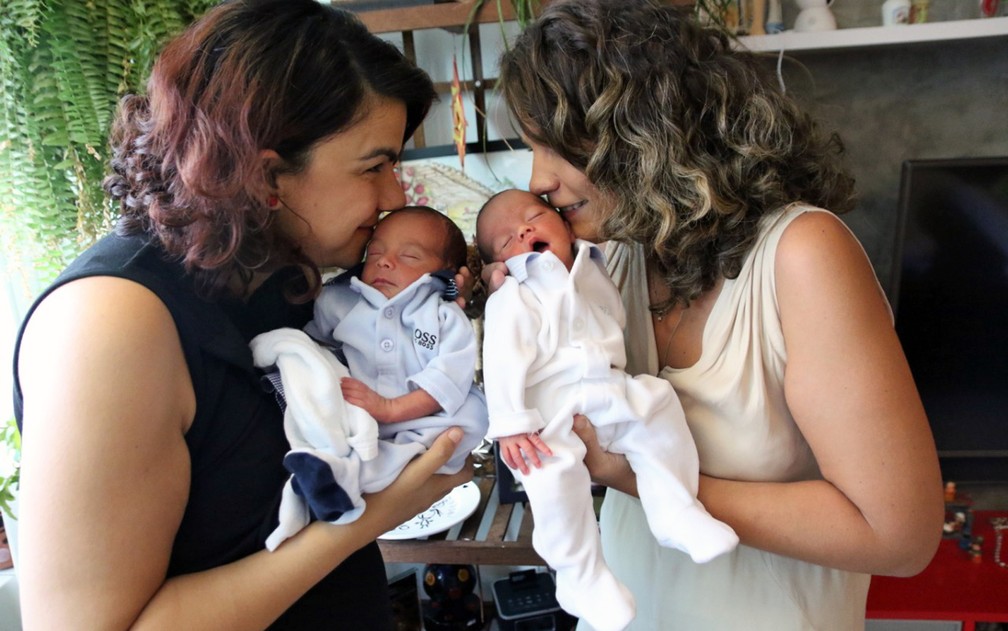 Mães amamentam juntas filhos gêmeos no Recife — Foto: Aldo Carneiro/Pernambuco Press