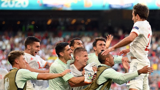 Jogadores da Espanha comemoram o gol de Oyarzabal na vitória sobre a Croácia
