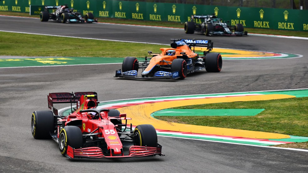 Carlos Sainz guia Ferrari à frente de Daniel Ricciardo, da McLaren, no GP da Emilia-Romagna de 2021 — Foto: Clive Mason - Formula 1/Formula 1 via Getty Images