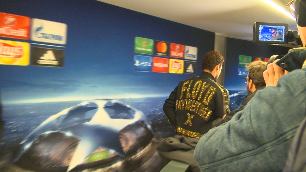Com casaco de Floyd Mayweather, Neymar deixa zona mista após pergunta sobre o Real Madrid (Foto: Colin Vieira)
