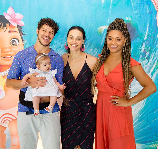 Juliana Alves, José Loreto e Débora Nascimento com Bella (Foto: Karina Martini/ Divulgação) Juliana Alves, José Loreto e Débora Nascimento com Bella (Foto: Karina Martini/ Divulgação)