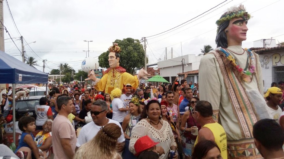 Bonecos gigantes são atrações do bloco (Foto: Lamonier Araújo/Inter TV Cabugi)