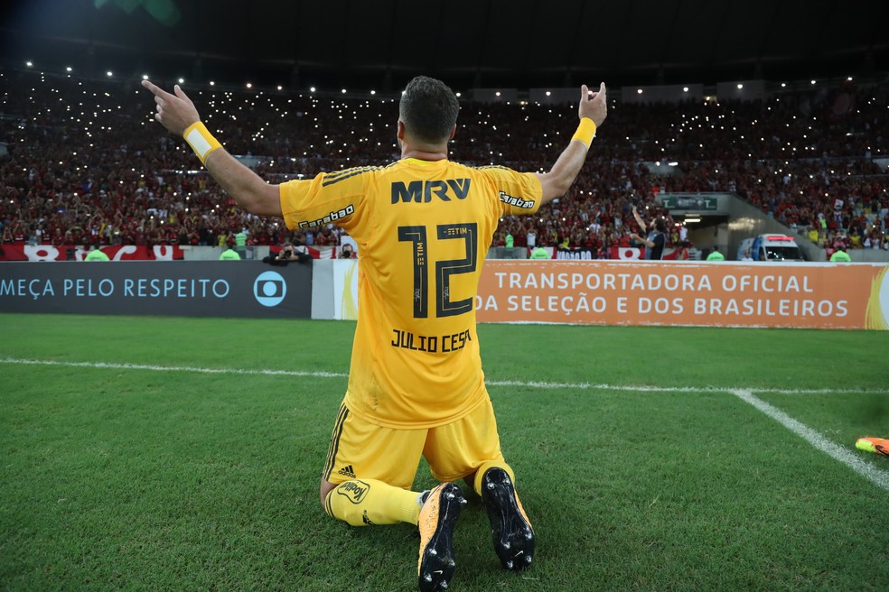Julio Cesar diante do torcedor do Flamengo: rela��o com �dolo amenizou protestos (Foto: Gilvan de Souza/Flamengo)