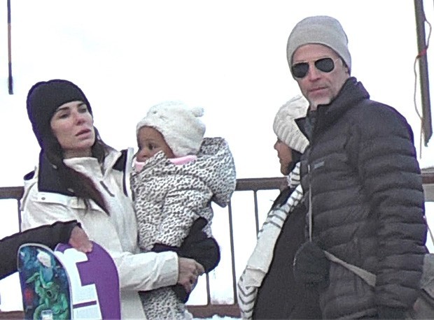 Sandra Bullock com Bryan Randall e a filha, Laila (Foto: Grosby Group)