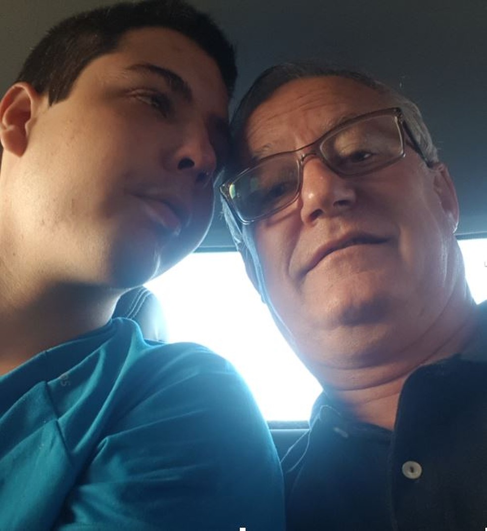 Almir e o filho Maxiê, que tem o tratamento com canabidiol custeado pelo plano de saúde após ação judicial — Foto: Arquivo pessoal