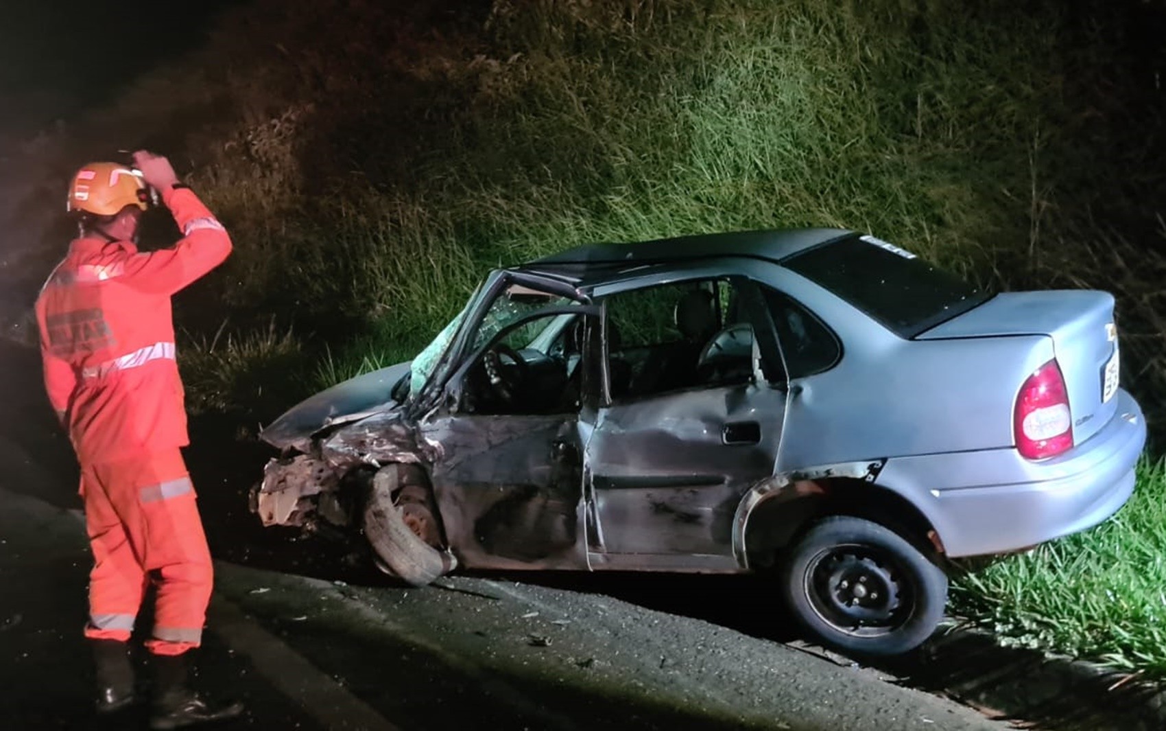 Mulher e criança de 5 anos ficam feridas em acidente na BR-491, em Areado, MG