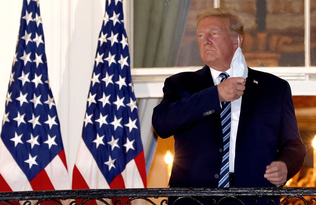 WASHINGTON, DC - OCTOBER 05:  U.S. President Donald Trump removes his mask upon return to the White House from Walter Reed National Military Medical Center on October 05, 2020 in Washington, DC. Trump spent three days hospitalized for coronavirus. (Photo  (Foto: Getty Images)