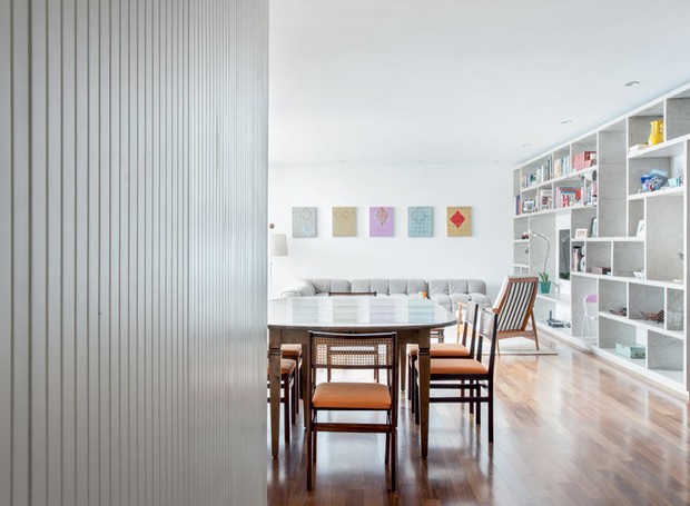 apartamento-arquiteto-Felipe-Hess-living-sala-de-estar-painel-de-madeira-ripado-lavabo-sofá-luminária (Foto: Ricardo Bassetti/Divulgação)